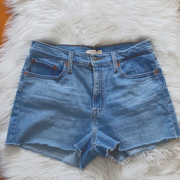 Women's Levi's® High Rise Frayed Hem Jean Shorts Size 32 - Picture 2 of 11